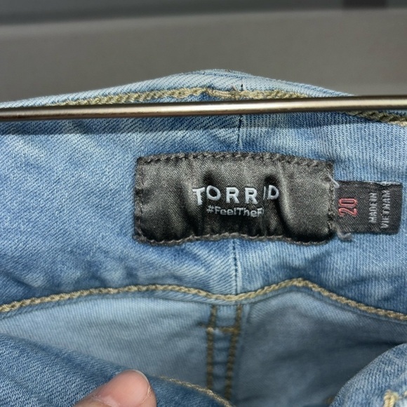 Torrid light wash blue three button closure denim blue jeans shorts Size 20. EUC - Picture 3 of 5